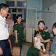 Hội phụ nữ quan Bộ CHQS Thành phố Huế: Tặng quà động viên các cháu thiếu nhi đang điều trị tại Trung tâm y tế huyện Phú Vang