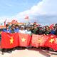 Tặng quà cho các gia đình chính sách, gia đình có hoàn cảnh khó khăn và tặng Cờ Tổ quốc cho ngư dân trên địa bàn huyện Phú Vang, Thành phố Huế