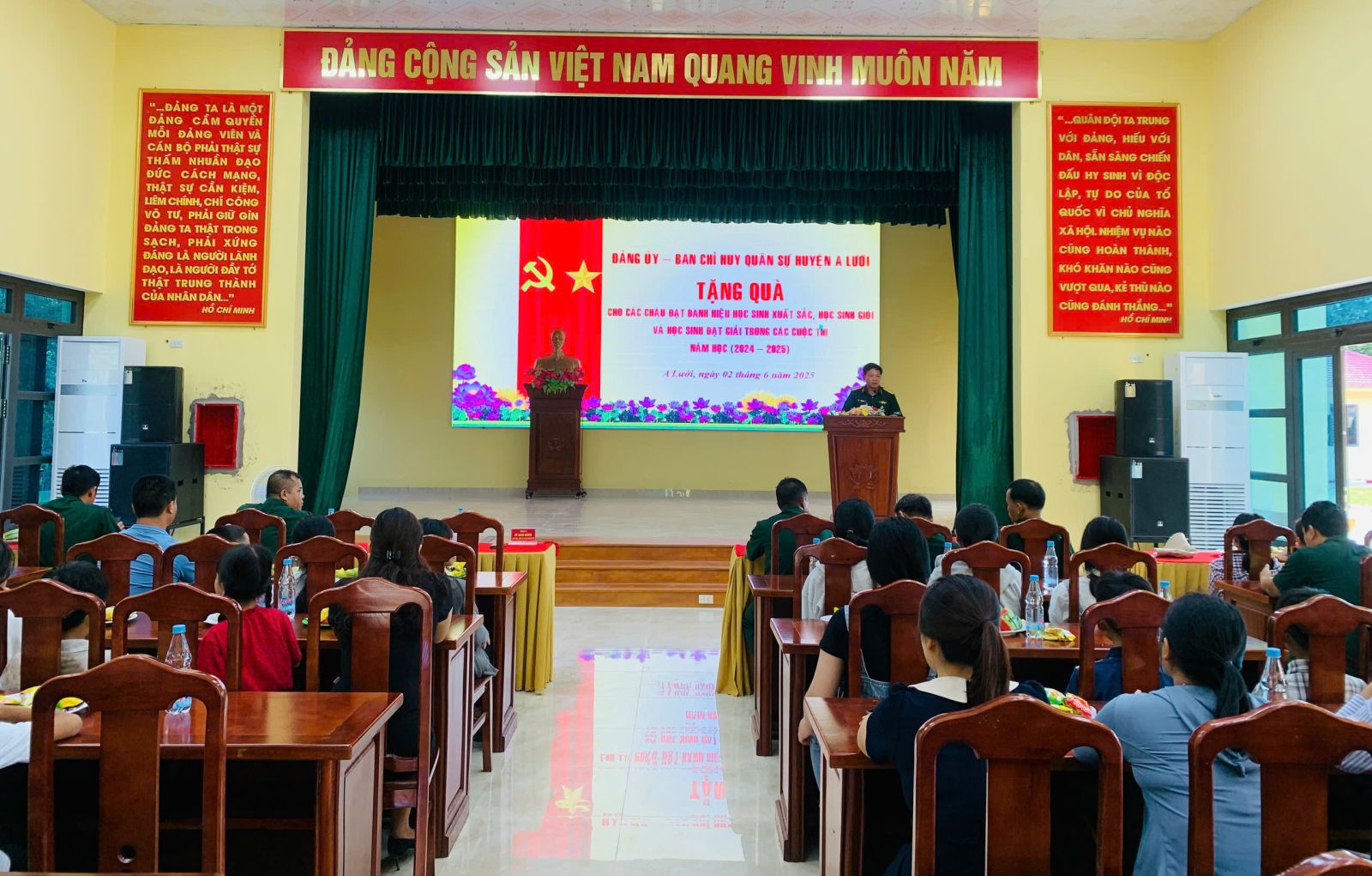 Đảng ủy – Ban CHQS huyện A Lưới tặng quà cho con em cán bộ LLVT huyện.