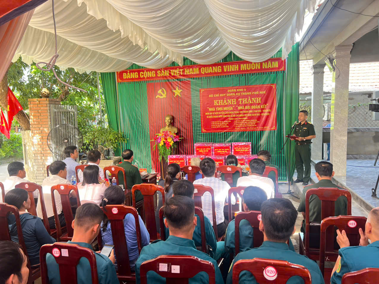 Ban Chỉ huy Phòng thủ khu vực 1 - Hương Trà tổ chức khánh thành và bàn giao "Nhà tình nghĩa", "Nhà đại đoàn kết" cho 8 gia đình nhân dịp kỷ niệm 80 năm Cách mạng Tháng Tám thành công và Quốc khánh 02/9