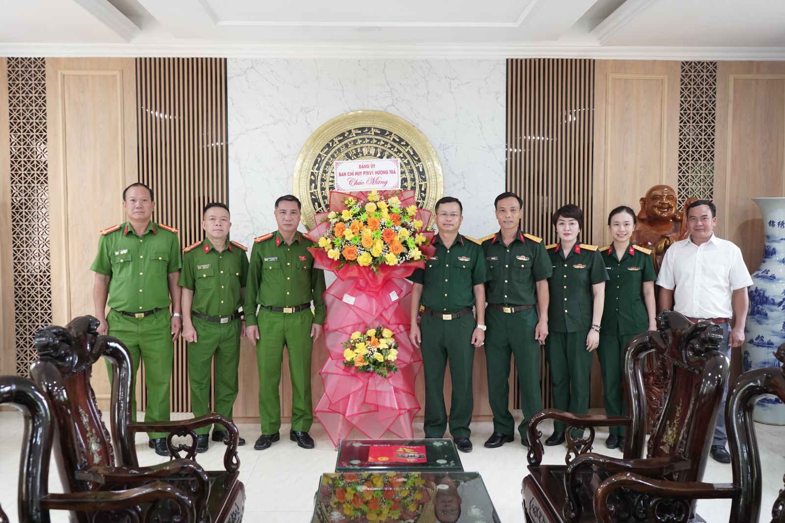 Ban Chỉ huy Phòng thủ khu vực 1 - Hương Trà thăm, tặng hoa chúc mừng Công an Trại giam Bình Điền, Bộ Công an và Công an phường Hương Trà