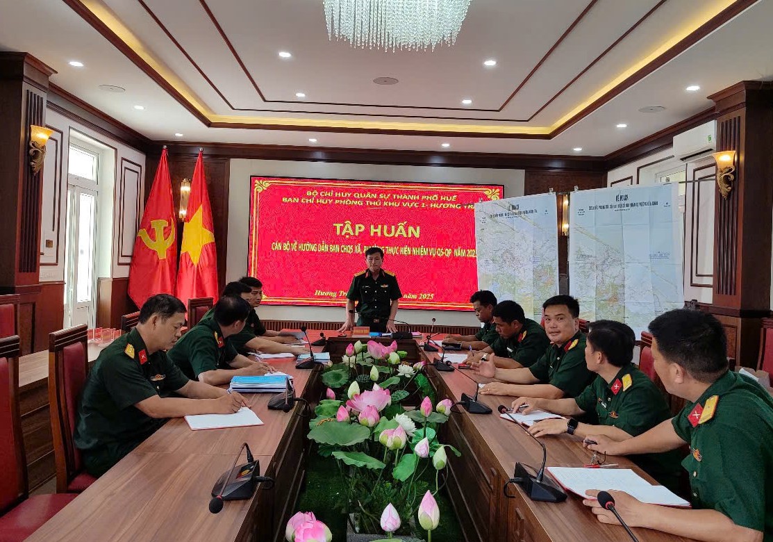 Ban Chỉ huy PTKV 1 - Hương Trà tập huấn cán bộ về hướng dẫn Ban chỉ huy quân sự phường, xã thực hiện nhiệm vụ quân sự, quốc phòng năm 2025