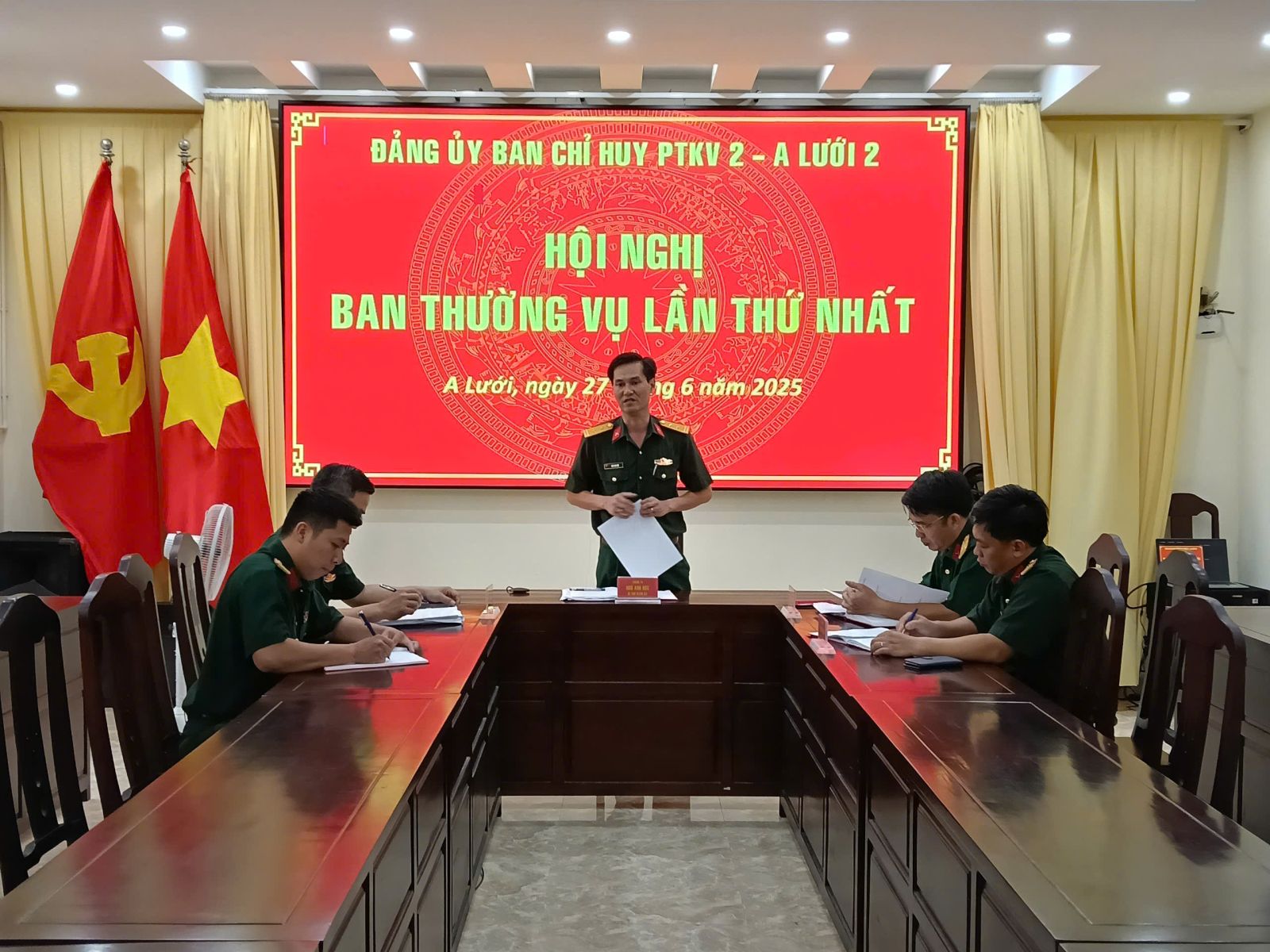 Đồng chí Trung tá Ngô Anh Tú - Bí thư Đảng ủy, chính ủy Ban CHPTKV 2 - A  Lưới 2 chủ trì Hội nghị