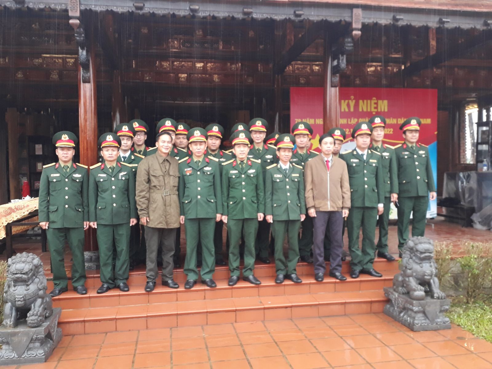 Cán bộ, chiến sĩ Ban CHQS huyện Phú Lộc chụp ảnh lưu niệm tại nhà lưu niệm Đại tướng Lê Đức Anh