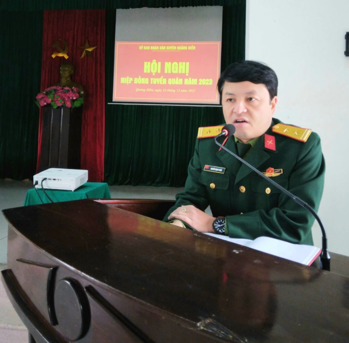 Trung tá Nguyễn Mạnh Tuấn - UVBTV Huyện ủy, CHT Ban CHQS huyện - Phó Chủ tịch thường trực HĐNVQS huyện chủ trì hội nghị