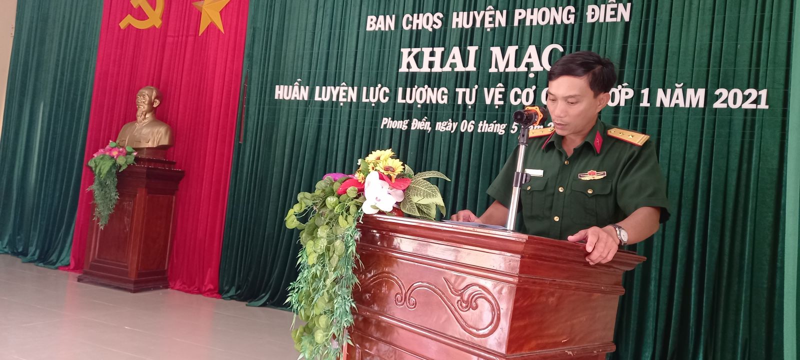 Đồng chí Trung tá Trần Vũ Huyến - Chính trị viên phó kiêm CNCT  phát biểu khai mạc huấn luyện; Toàn cảnh buổi khai mạc huấn luyện