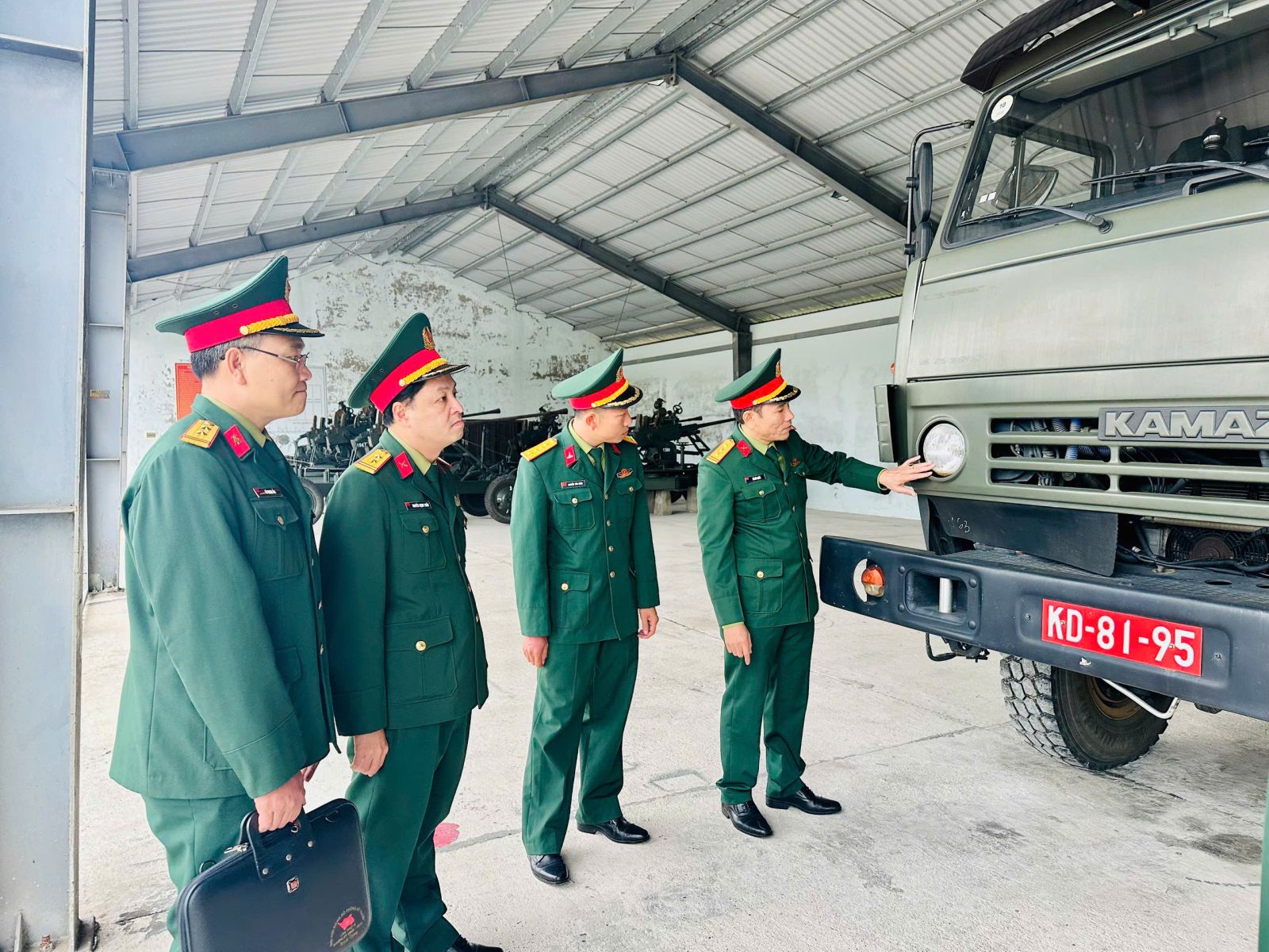 Kiểm tra tình trạng xe KAMAZ