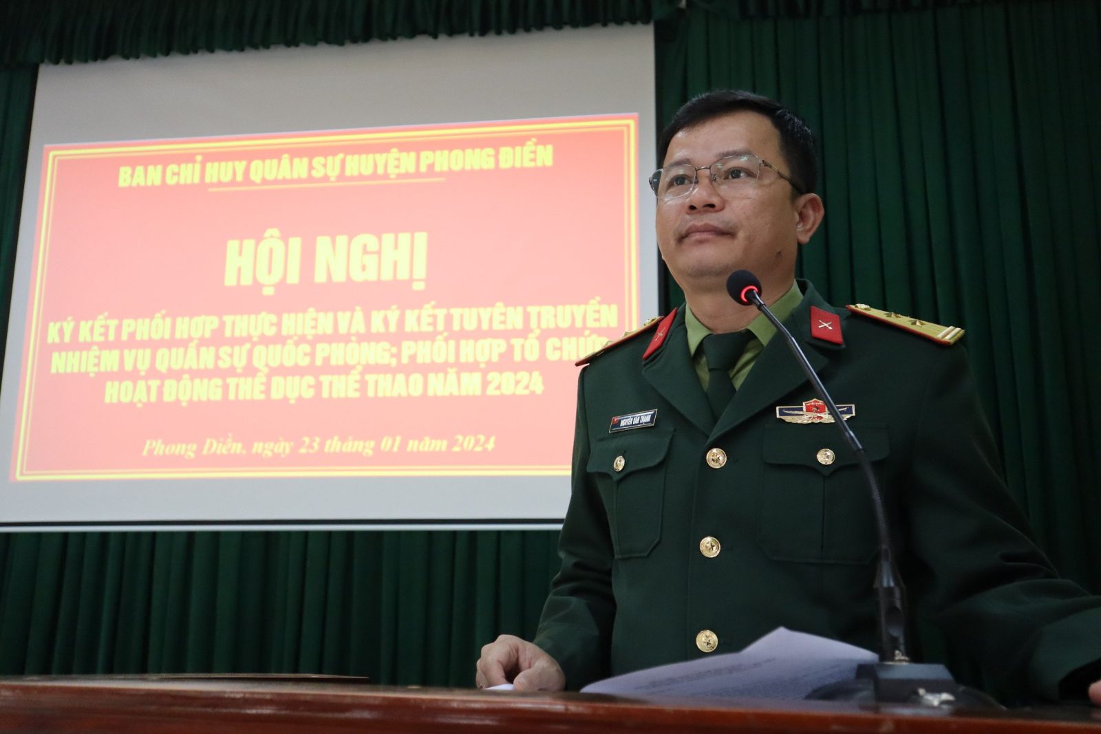 Trung tá Nguyễn Văn Thạnh, Uỷ viên Thường vụ huyện uỷ, Chỉ huy trưởng Ban CHQS huyện phát biểu khai mạc hội nghị